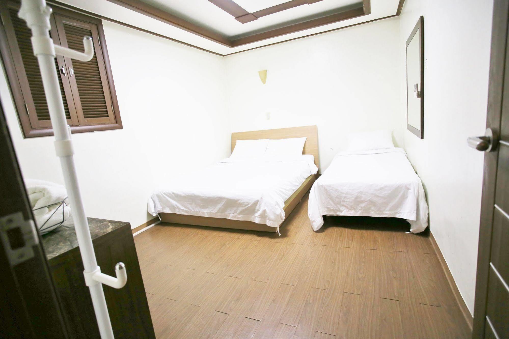 Sinchon Sisters Hostel Seúl Exterior foto